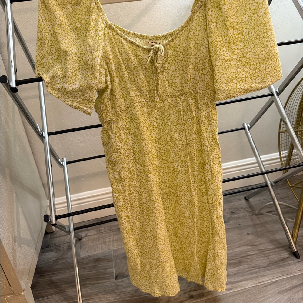 🌼 Billabong Yellow Floral Puff Sleeve Smocked Dress - Size M 🌼